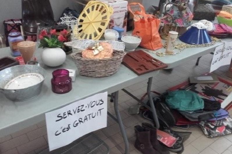 Gratiféria dans la rue Basse