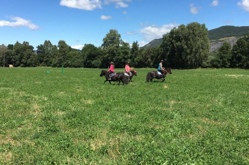 Balade à poney en main aux Ecuries de Seyne – Les Colombets_Seyne