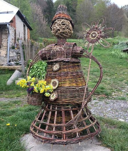 personnage tressé en osier et clématite
