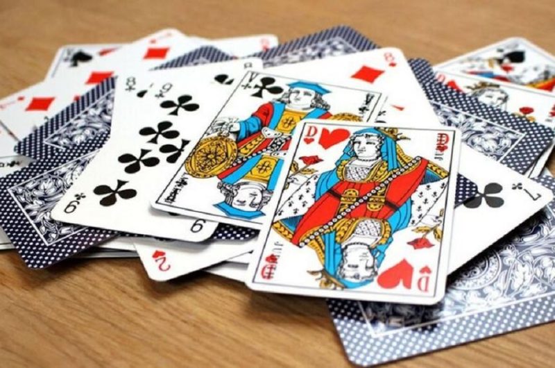 Soirée jeux de cartes au Séréna café